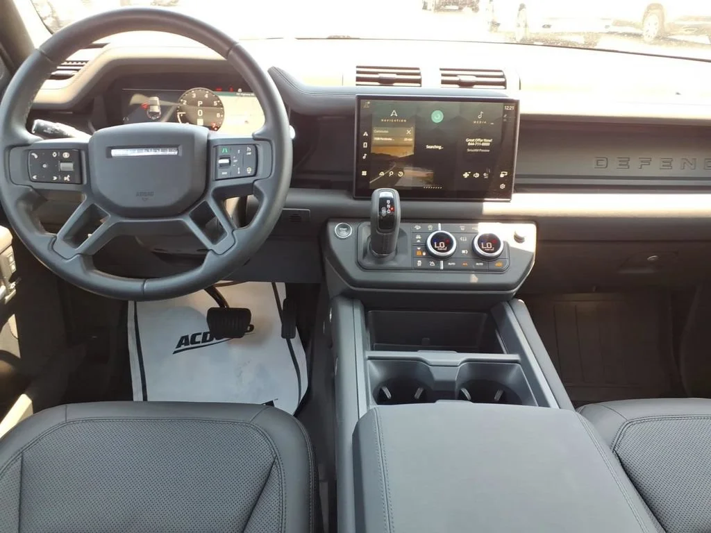 Used 2025 Black Land Rover 110 P400 X-Dynamic SE image 21