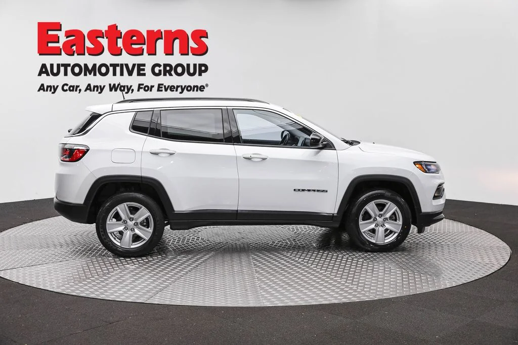 Used 2022 White Jeep Latitude image 4