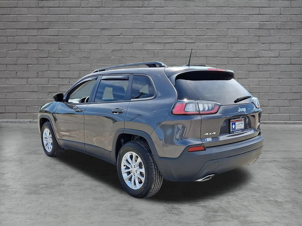 Used 2022 Granite Crystal Metallic Clearcoat Jeep Latitude Lux image 8