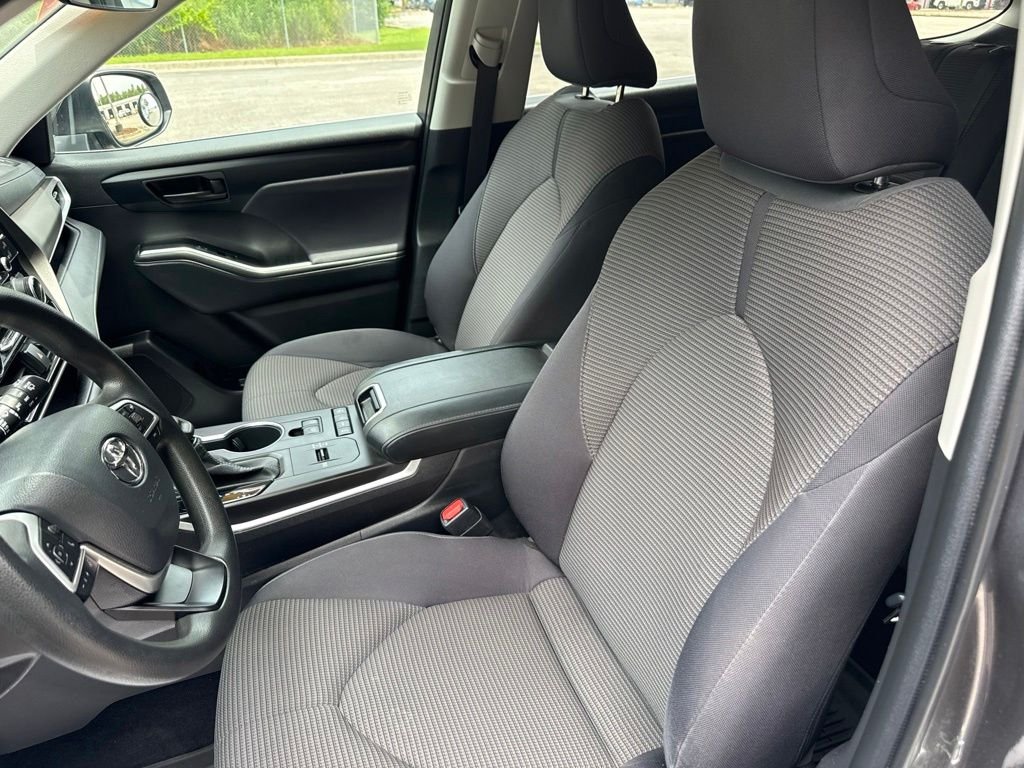 Used 2022 Gray Toyota L image 10