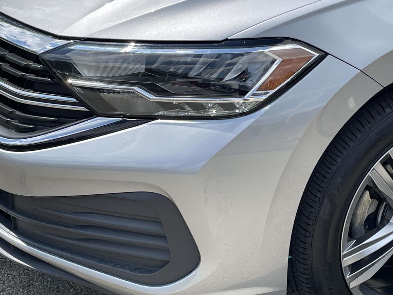 Used 2024 Pyrite Silver Metallic Volkswagen SE image 18