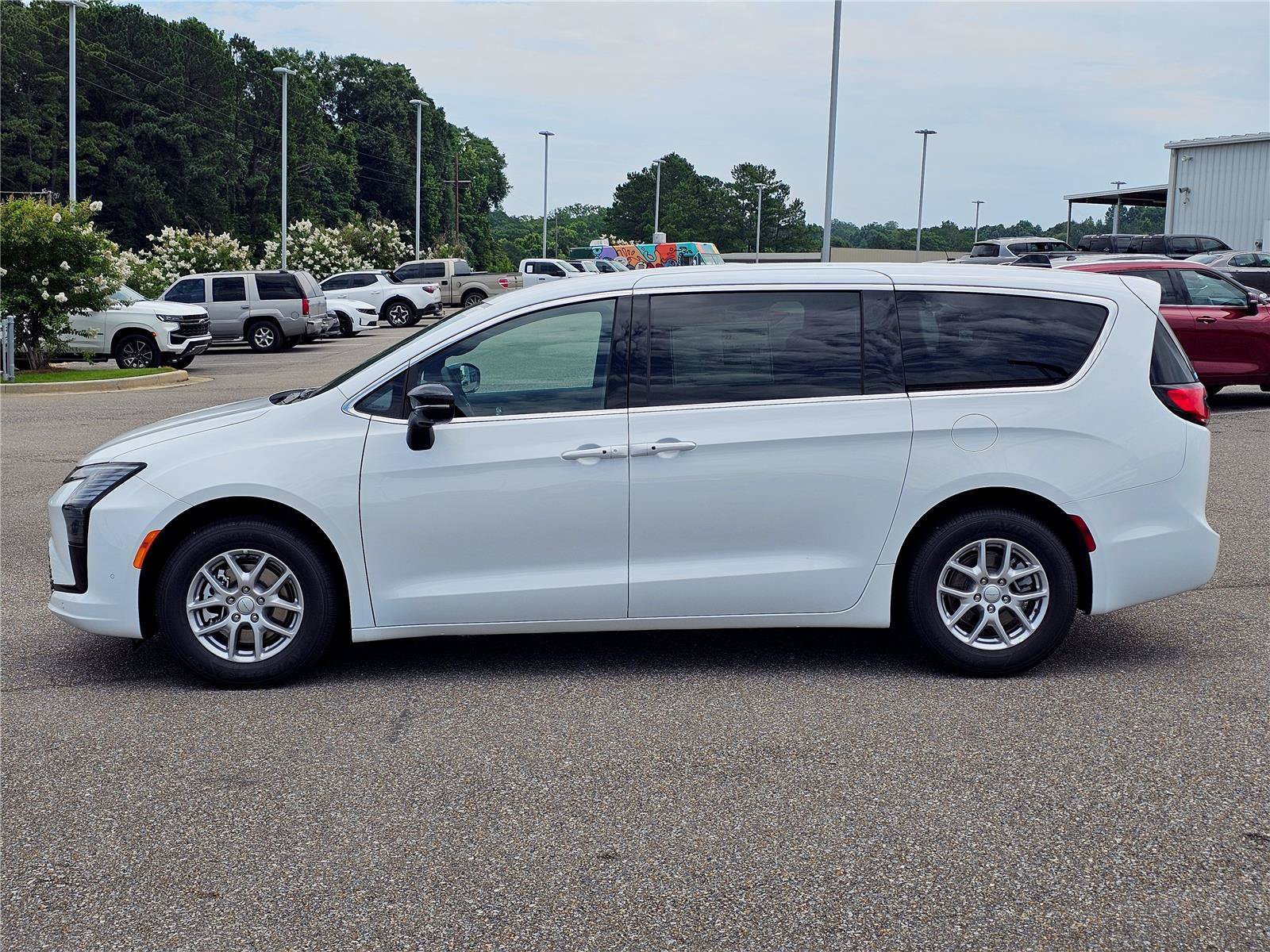 New 2027 Bright White Clearcoat Chrysler Select image 13