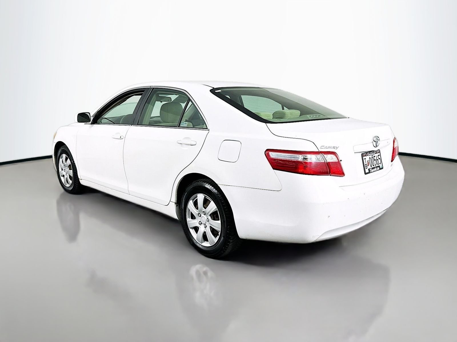 Used 2009 Super White Toyota LE image 5