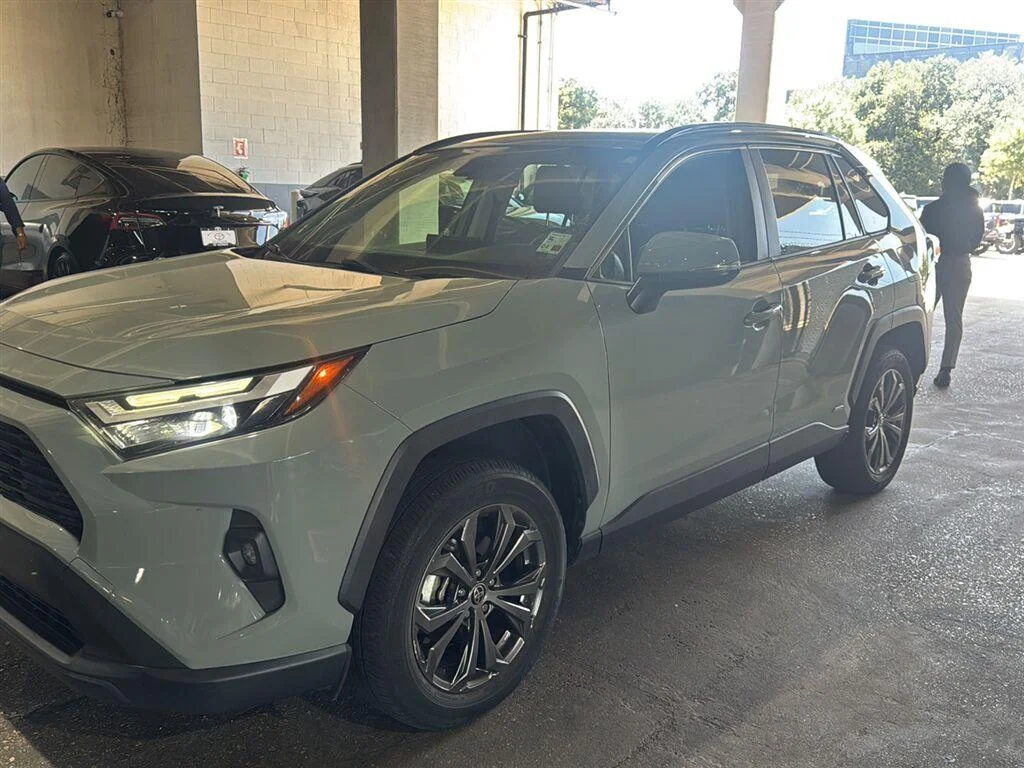 Used 2022 Lunar Rock Toyota XLE Premium image 1