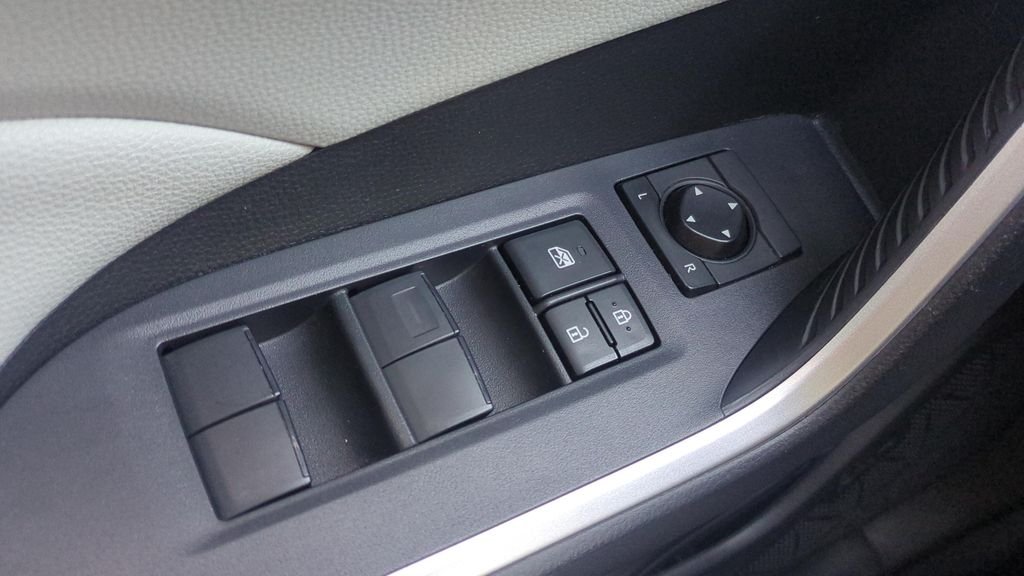 Used 2020  Toyota XLE image 19