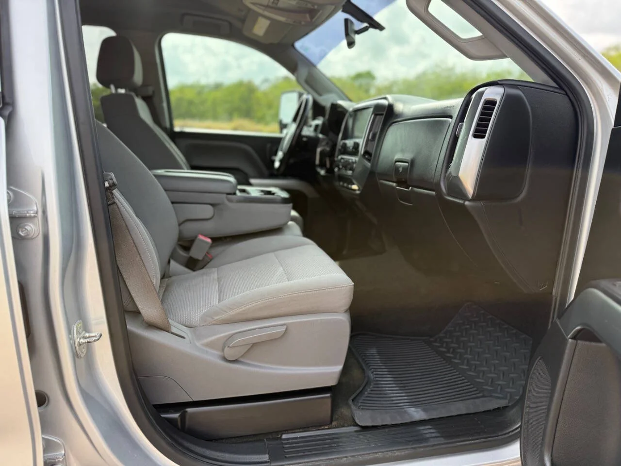 Used 2016 Silver Chevrolet LT 4x2 4dr Crew Cab SB image 22