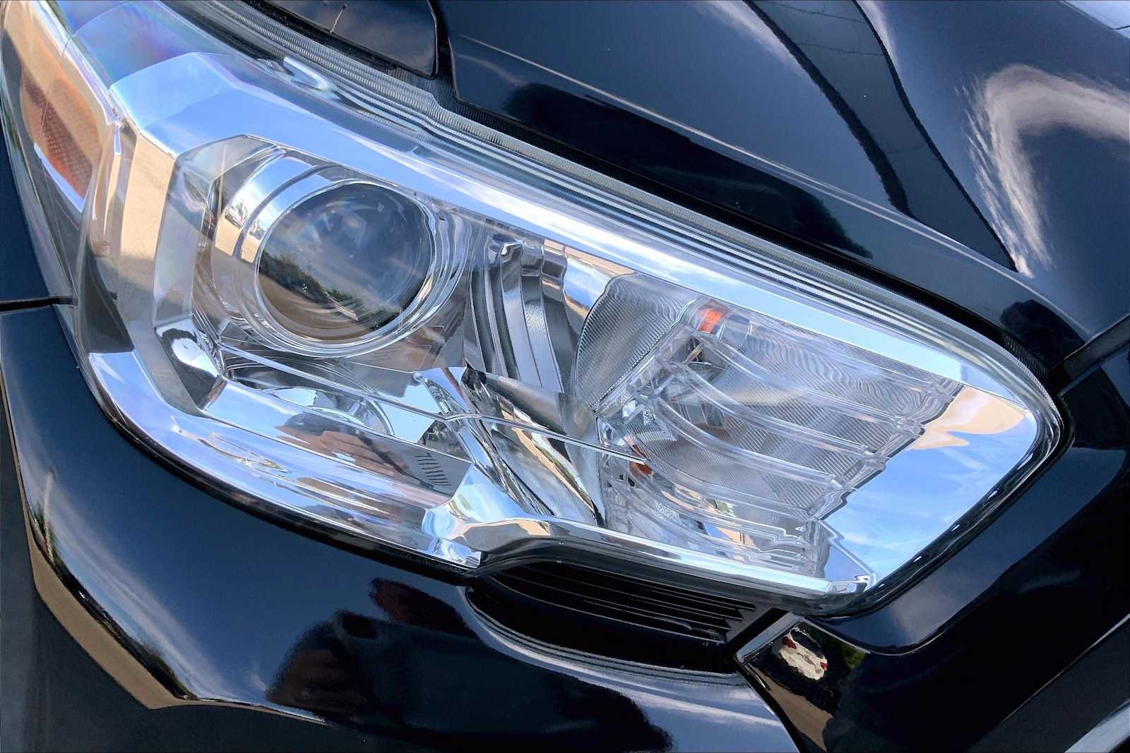 Used 2019 Midnight Black Metallic Toyota SR5 image 26