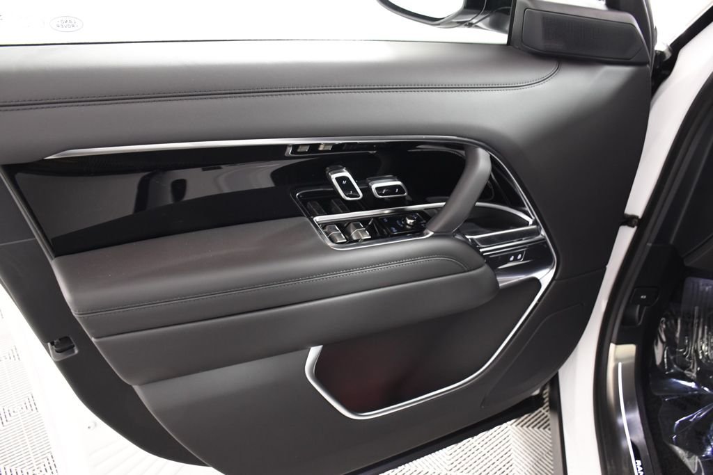 New 2026 Ostuni Perl Wh Land Rover SE image 14