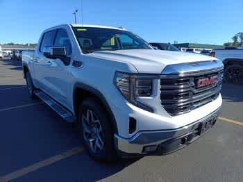 Used 2023 White GMC  image 2