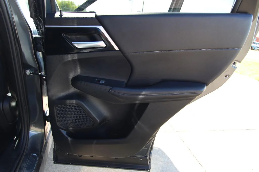 Used 2024  Mitsubishi SE image 41