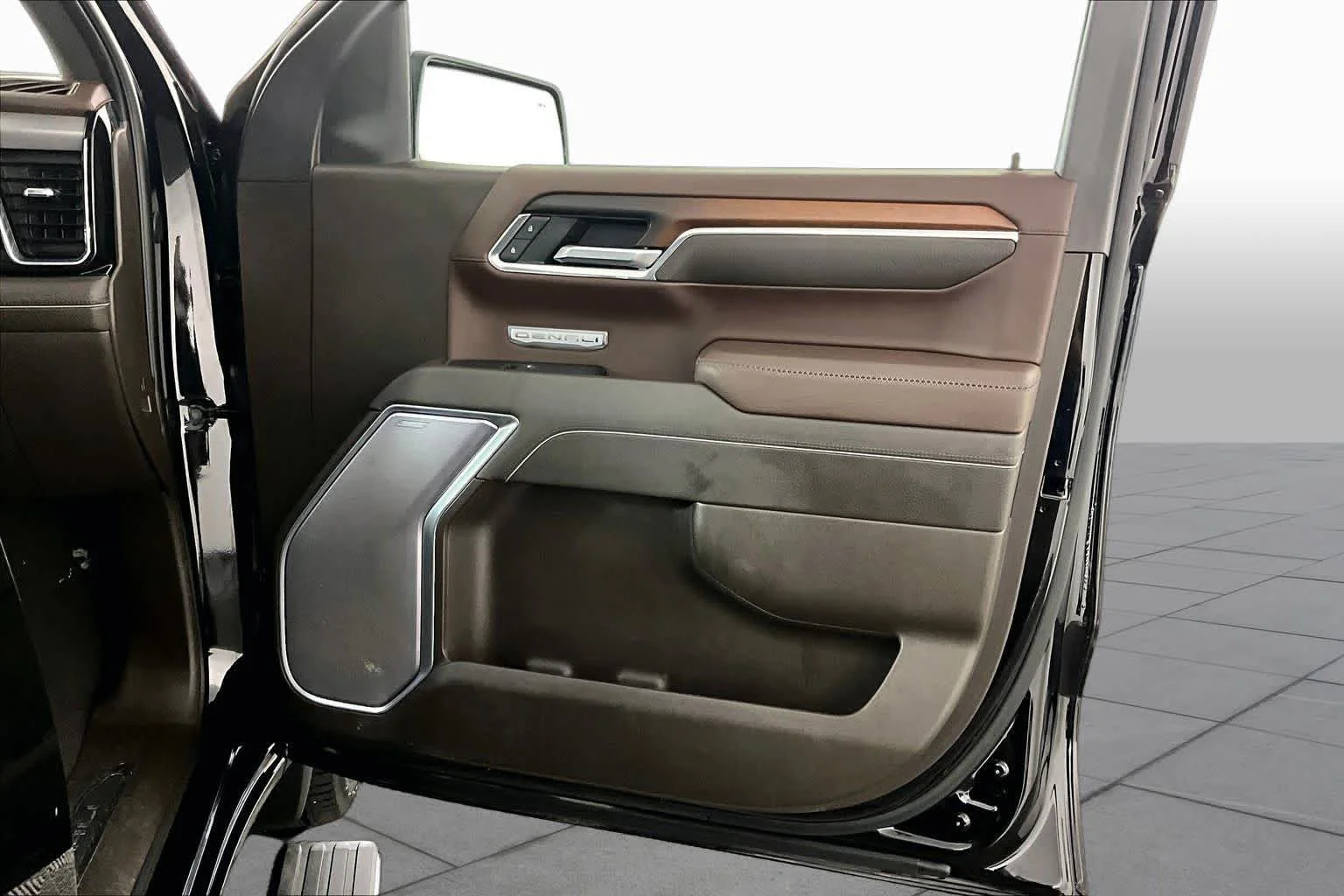 Used 2025 Onyx Black GMC Denali image 22