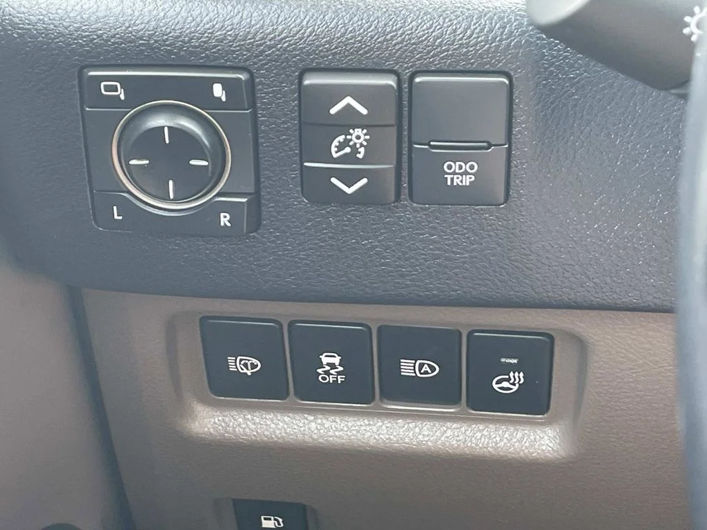 Used 2023 White Lexus 460 image 27