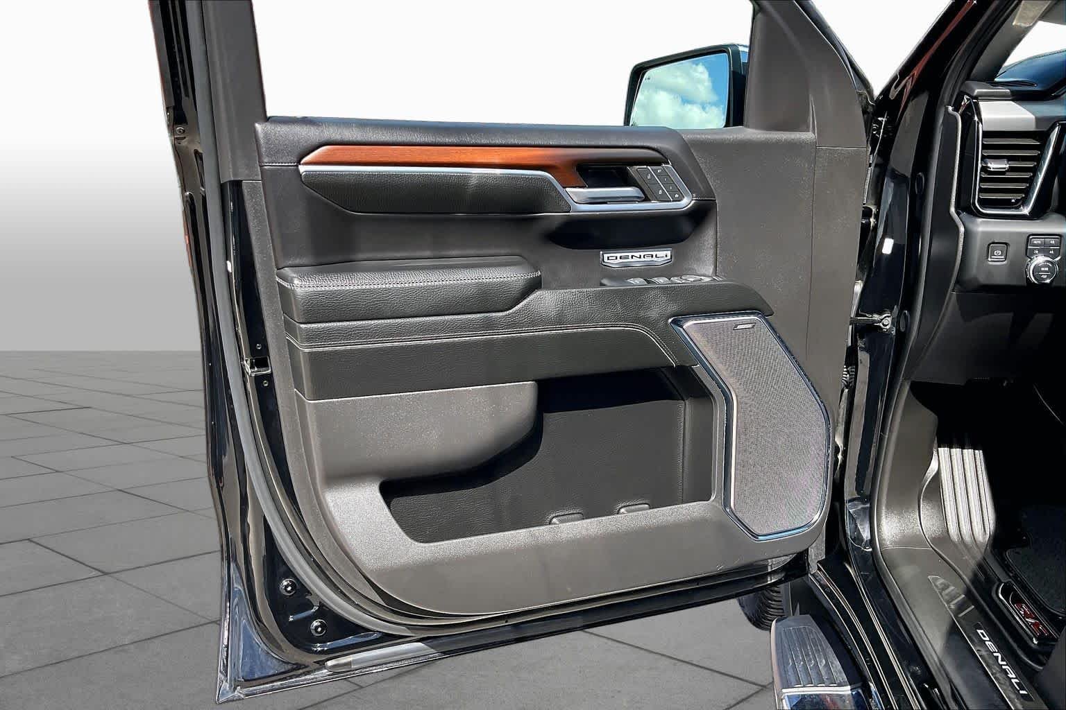Used 2024 Onyx Black GMC Denali image 22