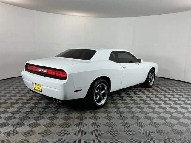 Used 2013 Bright White Dodge SXT image 5