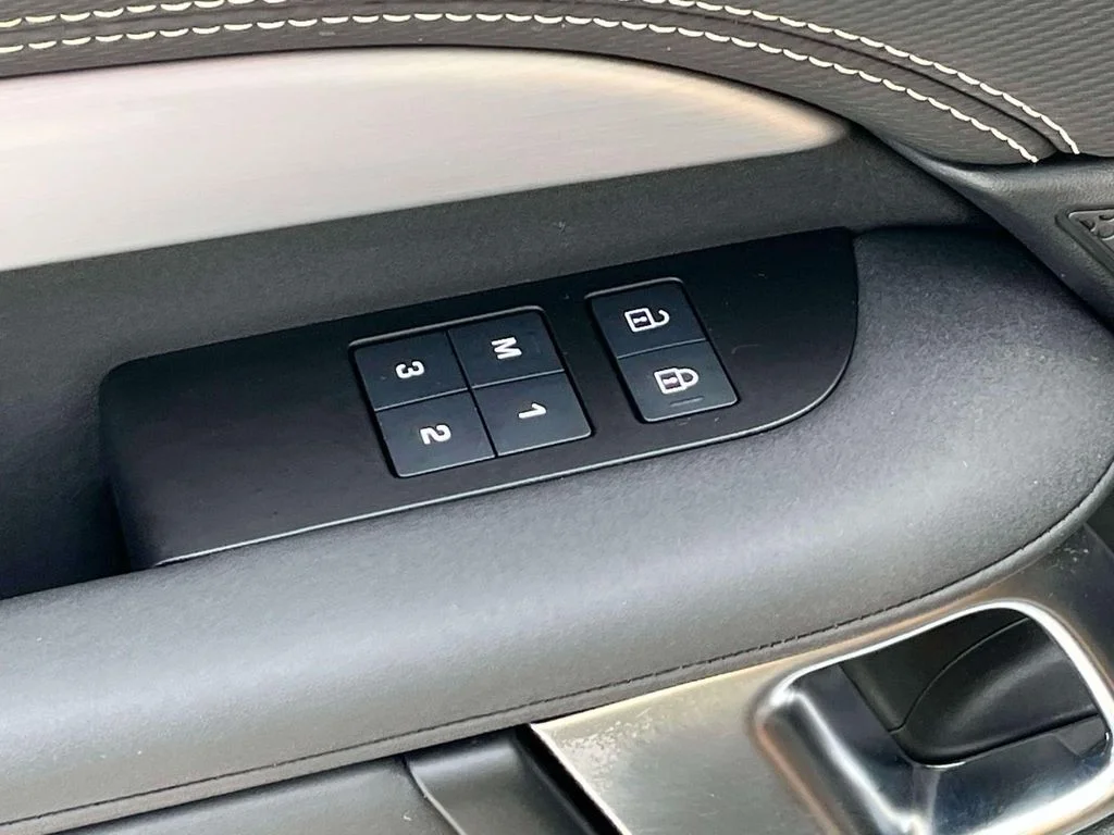 Used 2025  Land Rover Dynamic SE image 29