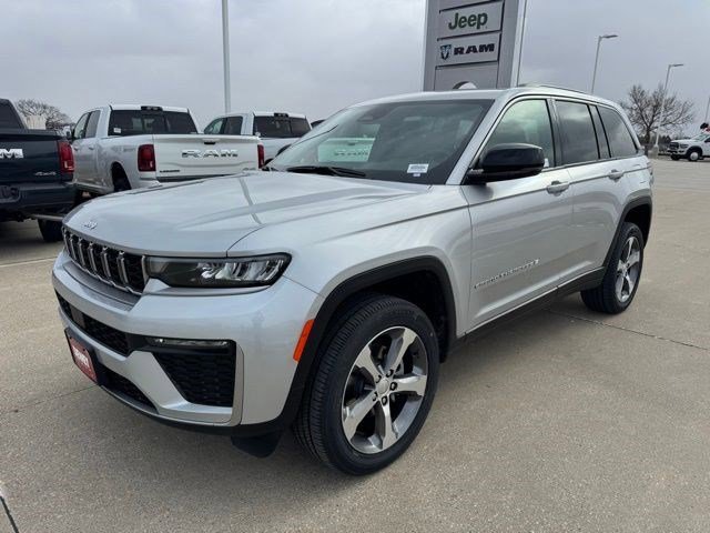 New 2026 Silver Zynith Exterior Paint Jeep Limited image 3