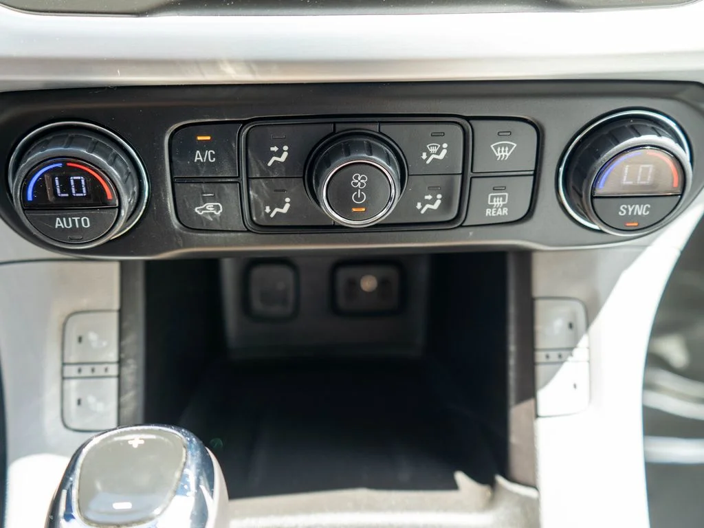 Used 2018 Silver GMC SLE-2 image 25