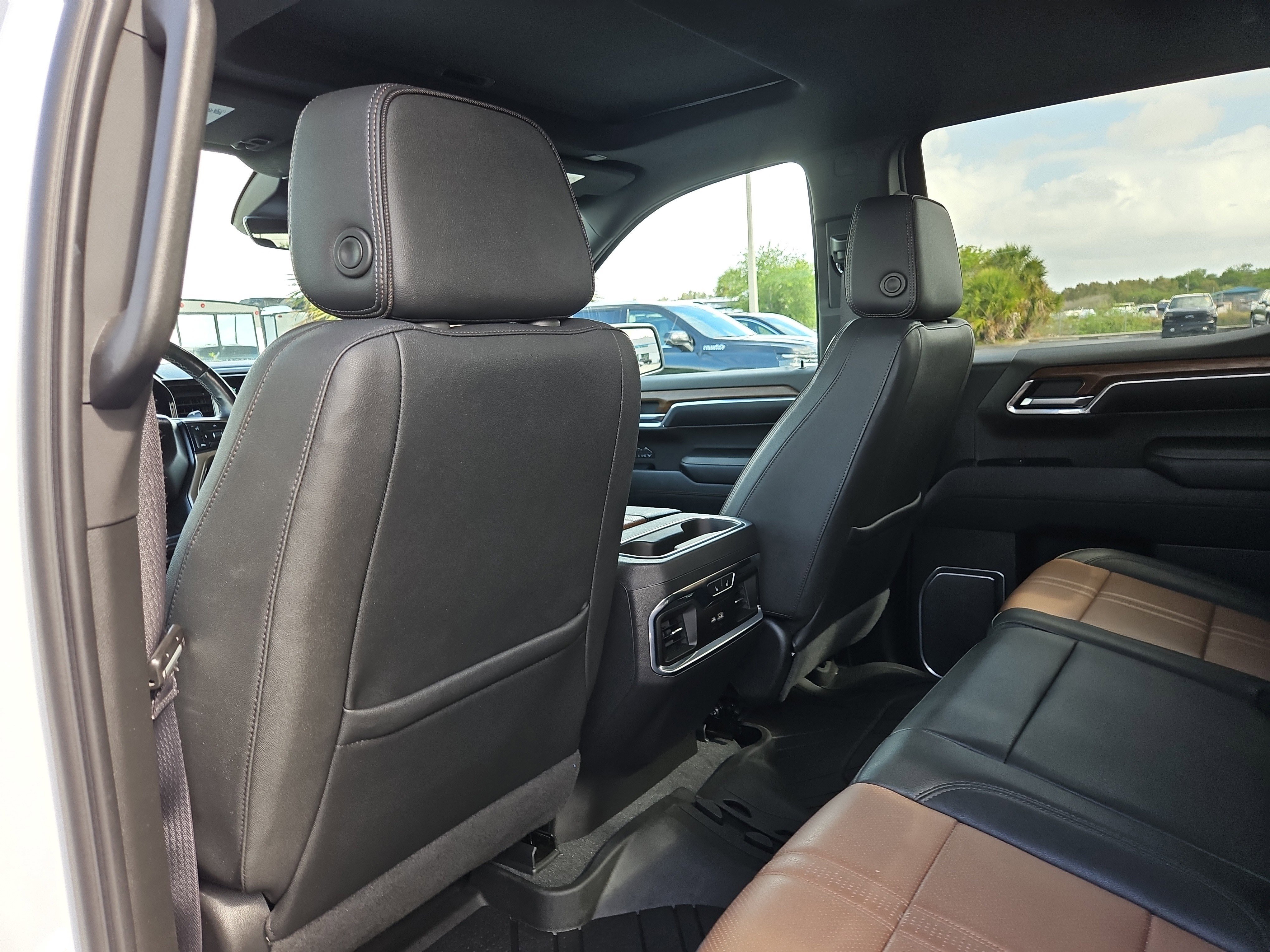 Used 2023 Iridescent Pearl Tricoat Chevrolet High Country image 13