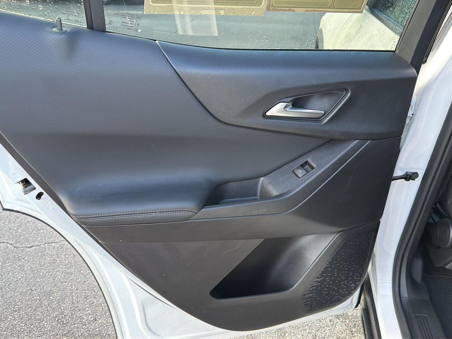 Used 2025 Summit White Chevrolet FWD LT image 17