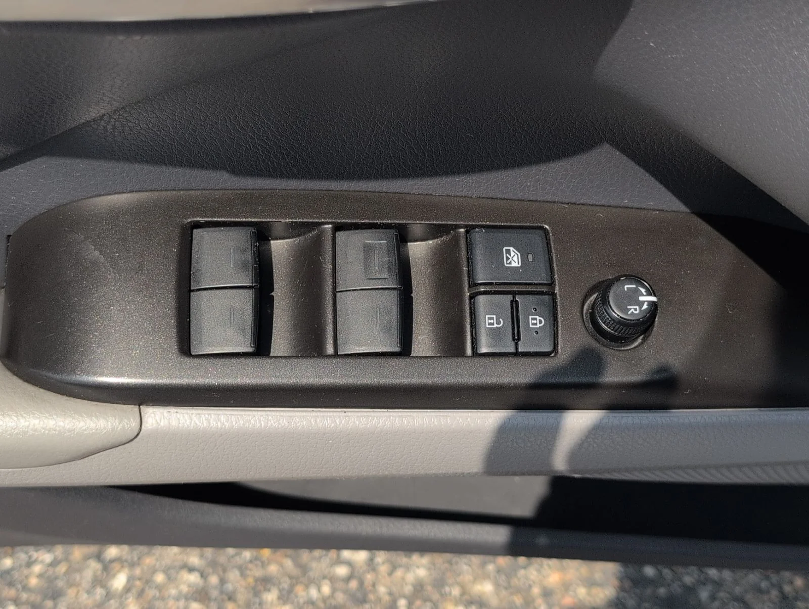 Used 2021 White Toyota LE image 16