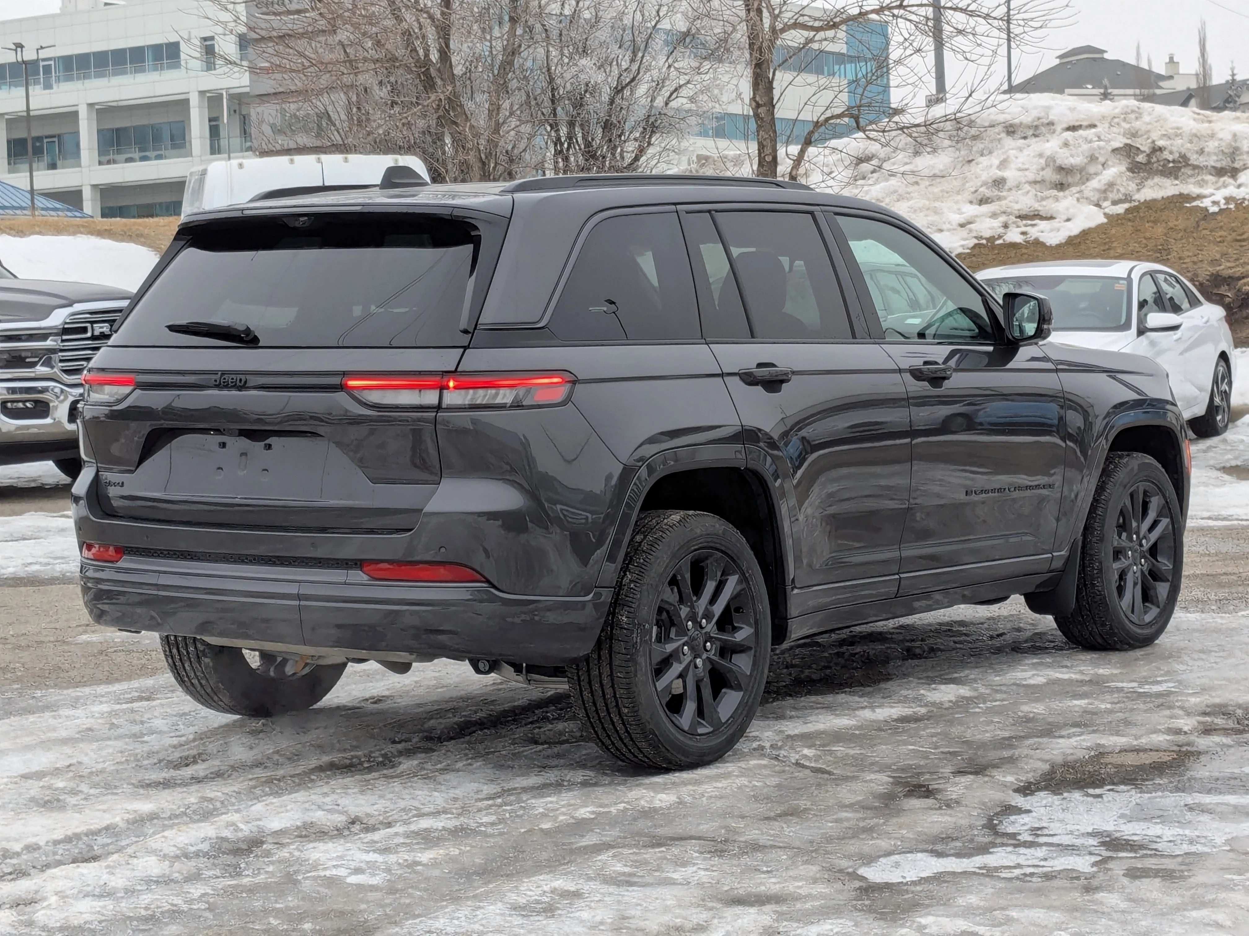 New 2026 Grey Jeep Limited Reserve - - Pano Sunroof - Nappa Lthr - Vent Seats - Tow Pkg - Remote Start & More! image 8