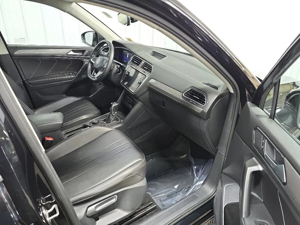 Used 2022 Black Volkswagen 2.0T SE image 16