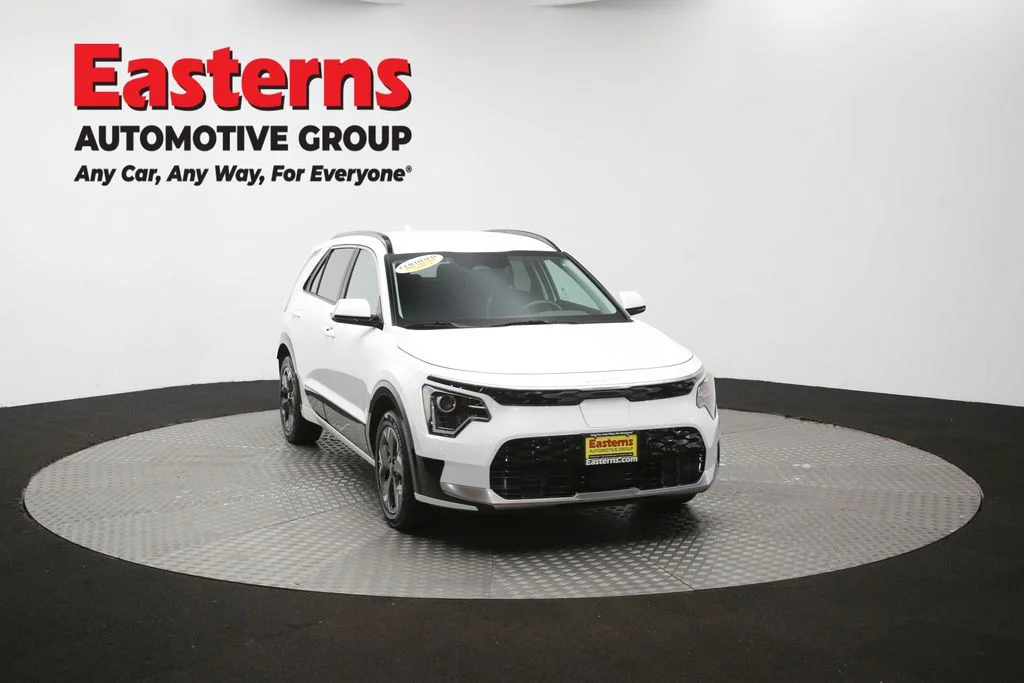 Used 2024 White Kia Wind image 49