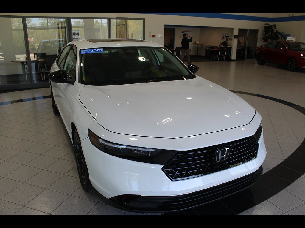 Certified Used 2025 Platinum White Pearl Honda 1.5T SE image 3