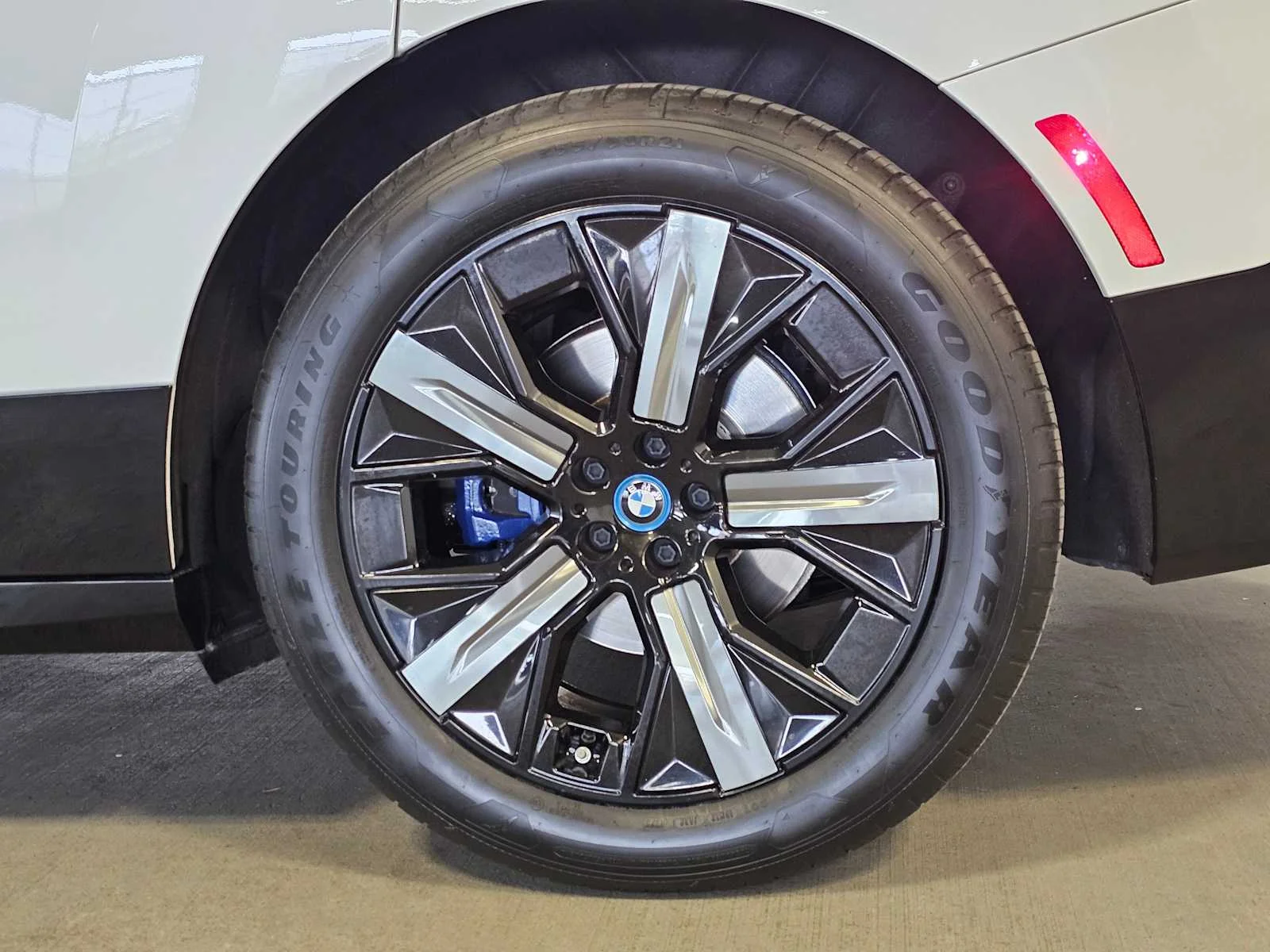 Certified Used 2024 Mineral White Metallic BMW xDrive50 image 8