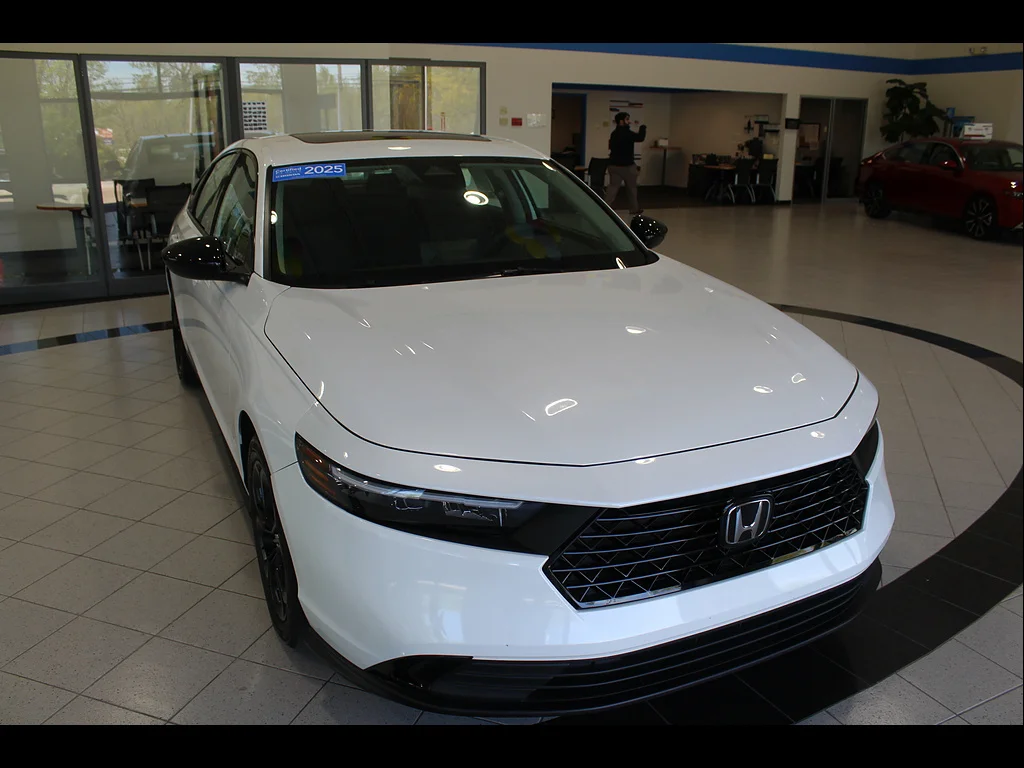 Certified Used 2025 Platinum White Pearl Honda SE image 3