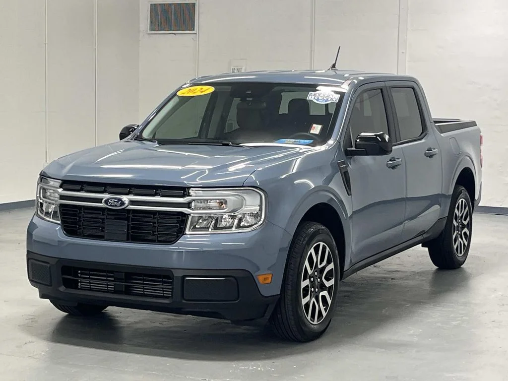 Used 2024 Azure Gray Metallic Tri-Coat Ford Lariat Super Crew AWD 2.0L 1 Owner image 4