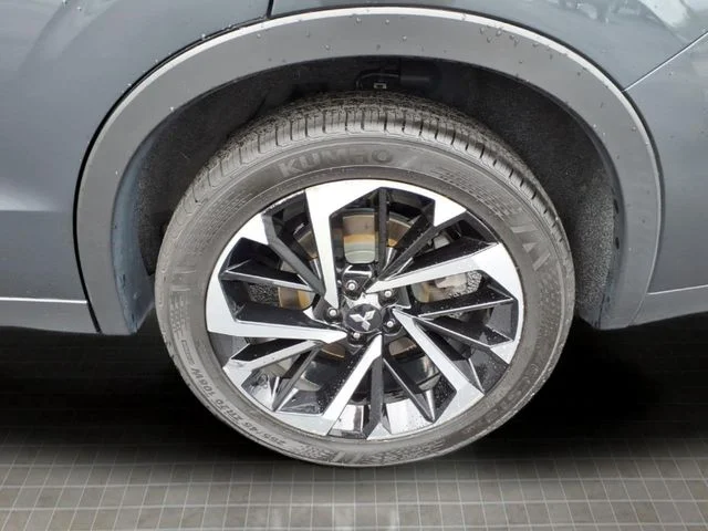 Used 2024 Black Mitsubishi SE image 13