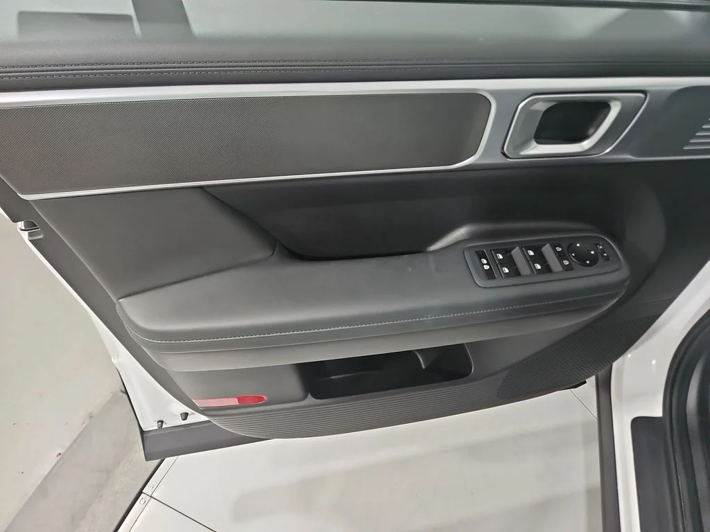 Used 2025 White Hyundai SEL image 12