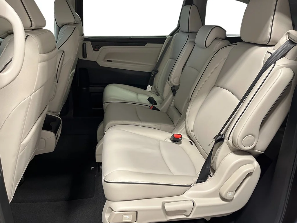 New 2027 Solar Silver Metallic Honda Touring image 22
