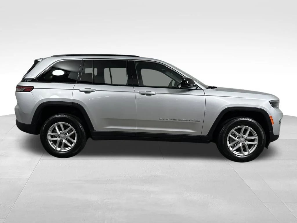 New 2026 Silver Zynith Exterior Paint Jeep Laredo X image 12