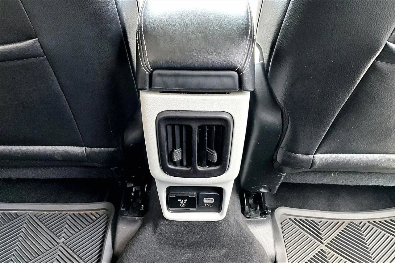 Used 2019 Silver Jeep Latitude image 16