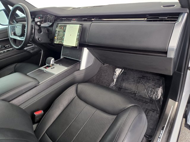 Used 2025 White Land Rover SE image 18