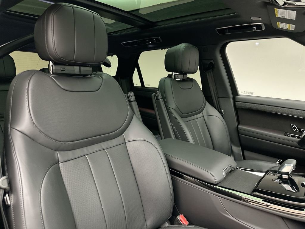 New 2026 Santorini Black Land Rover Dynamic SE image 6