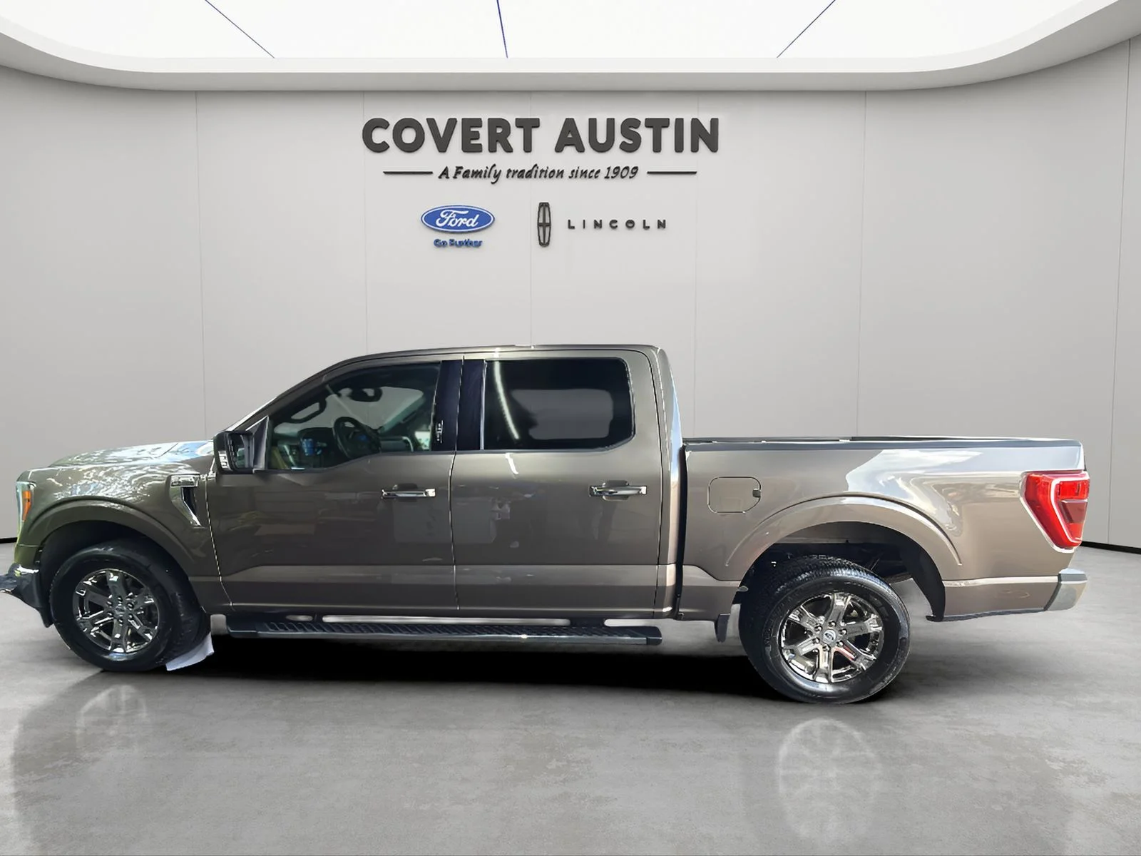 Used 2021 Gray Ford XLT image 2