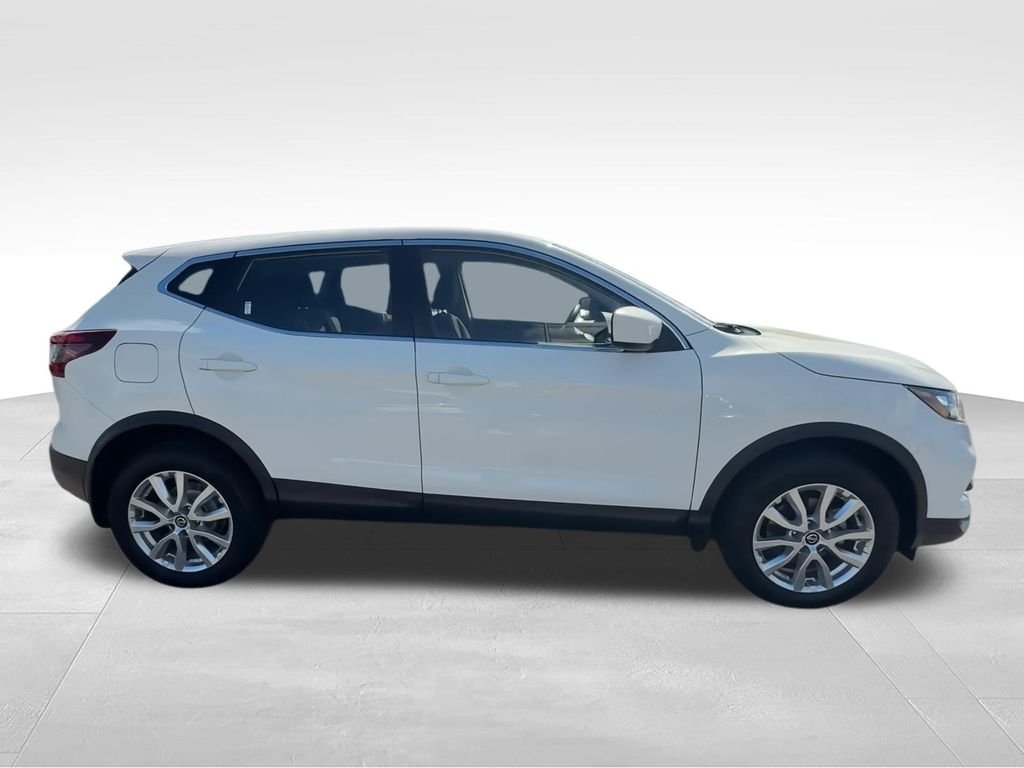 Used 2021 White Nissan S image 9
