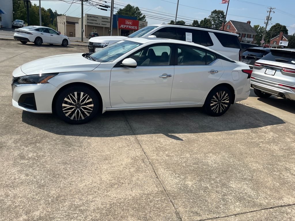 Used 2023 White Nissan 2.5 SV image 2