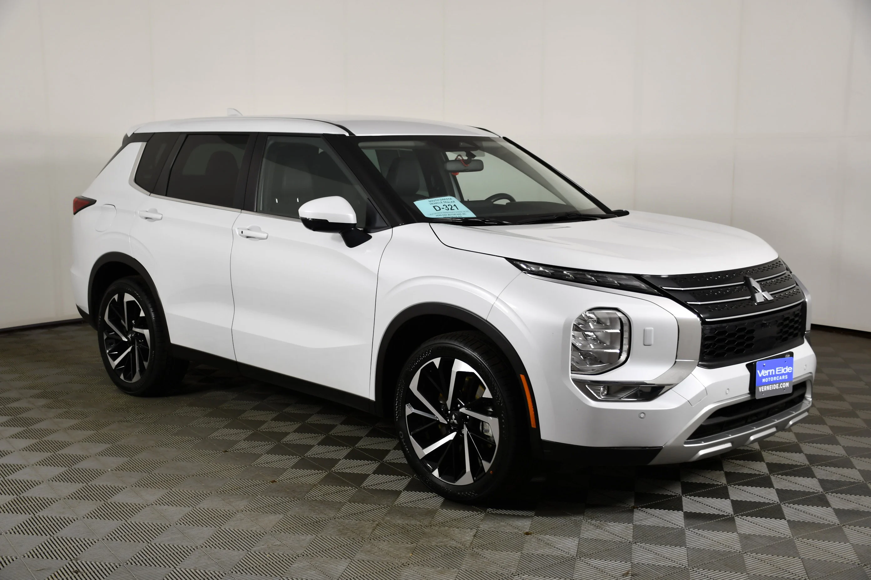 Certified Used 2023 White Diamond Mitsubishi SE image 4