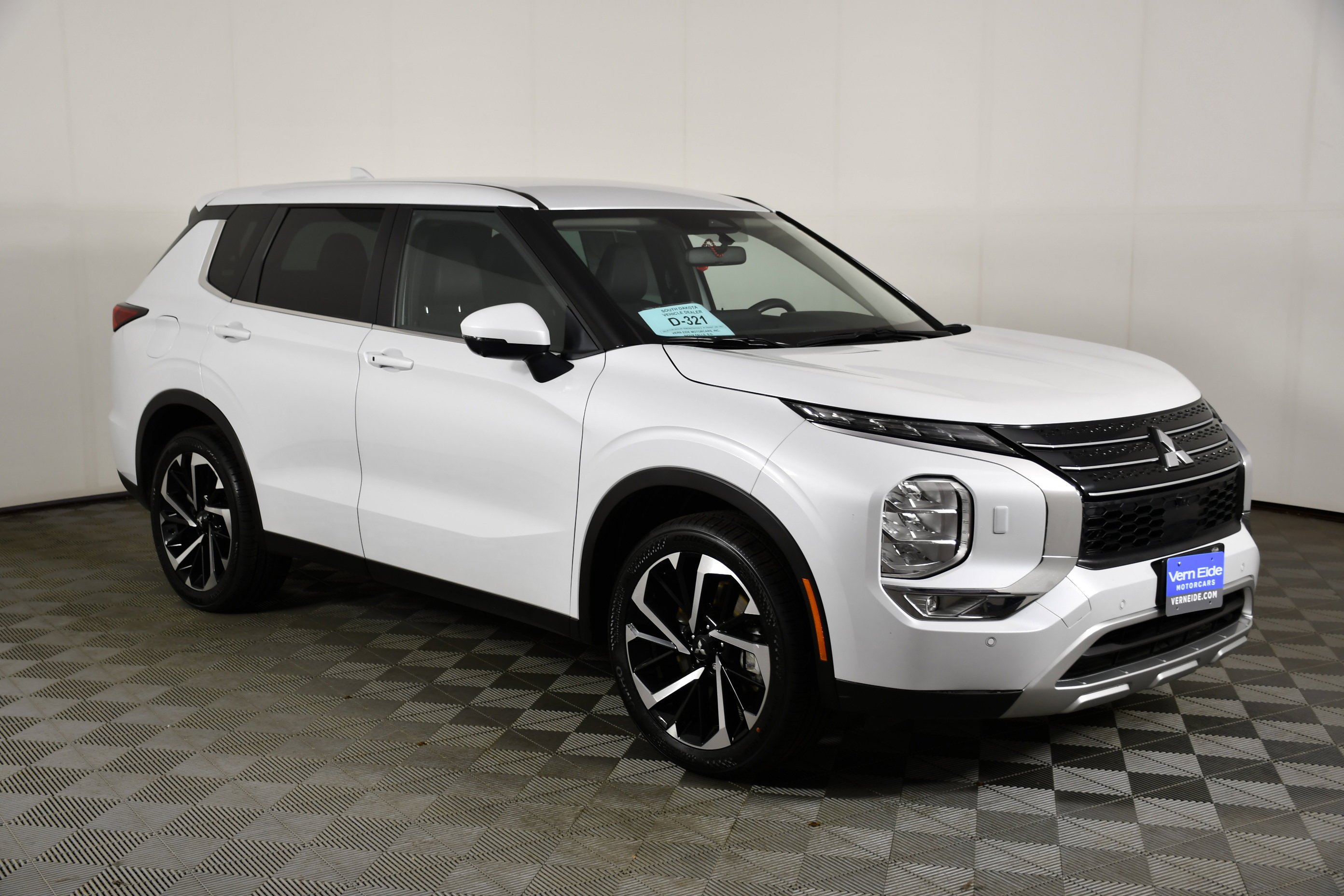 Certified Used 2023 White Diamond Mitsubishi SE image 4