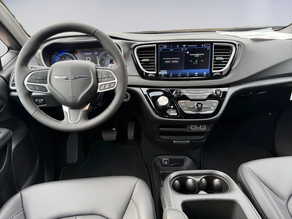 2025 Chrysler Voyager LX - Photo 13