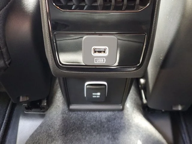 New 2026 Bright White Clear-Coat Exterior Paint Jeep Latitude image 11