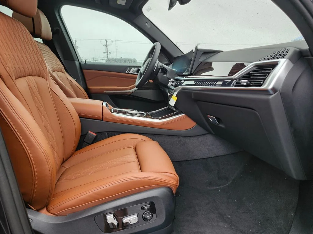 New 2026 Black BMW M60i image 11