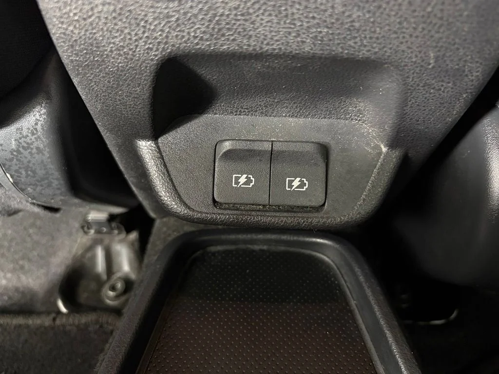 Used 2025 Silver Nissan S image 33