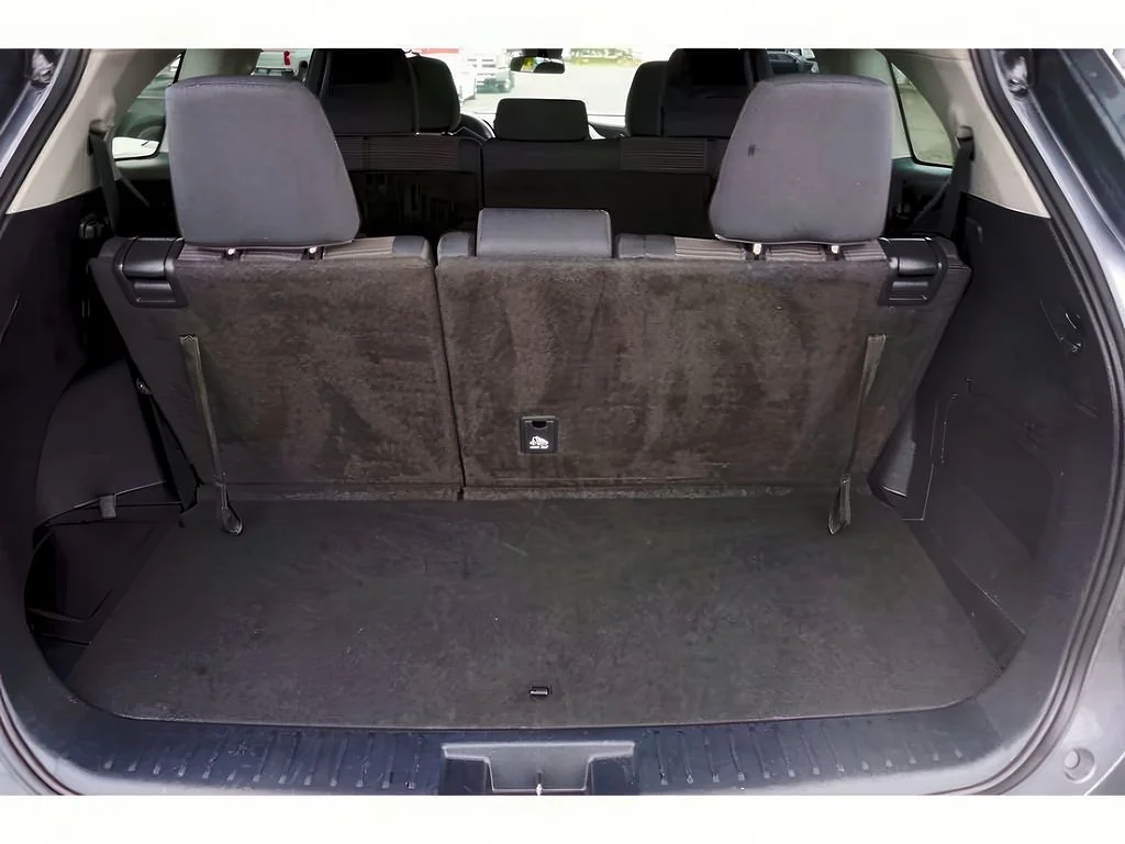 2024 Toyota Highlander LE - Photo 32