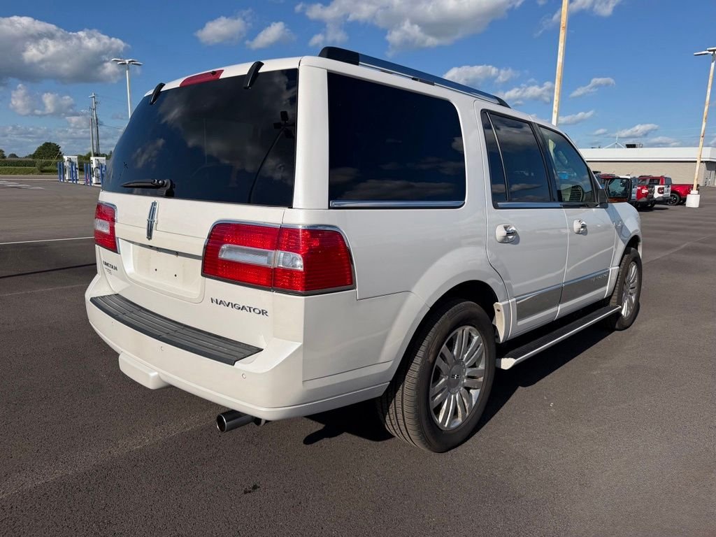 Used 2014 White Lincoln Base image 5