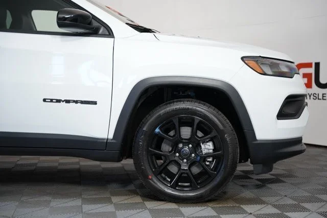 New 2026 Bright White Clear-Coat Exterior Paint Jeep Latitude image 47